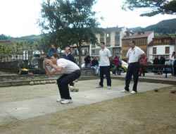 Eduardo desde el tiro, con sus compa&ntilde;eros a la espera
