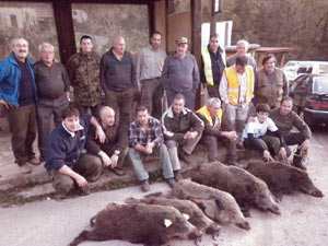 Algunos componentes de la cuadrilla 103 con los cinco jabalís posando en San Pedro