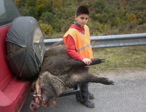 Manuel, posando orgulloso con el enorme jabal� que mat� Jos� Angel 