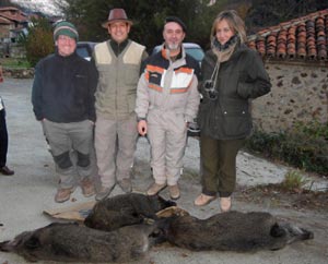 Ivana, feliz y contenta posando con unos compa�eros y con los tres jabal�s