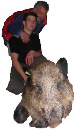 Miguel y Angel&iacute;n con el enorme jabal&iacute; que mat&oacute; &eacute;ste &uacute;ltimo