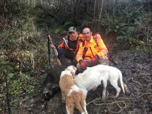 Carlos el de la Cajiga y Jesús Carlos Posada con el jabalí que mató el primero y con los perros del segundo