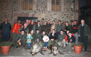 La cuadrilla 31 posando con los dos jabal�s