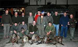 Algunos de los componentes de la cuadrilla 31 con los cinco jabal�s. Arriba: Roberto, Adolfo, Jose Vicente, (acompa�ante), Oscar, Chanquel (Jesus Angel), (acompa�ante), Luis, Miguel Angel y Angel. Abajo: David, Basilio, Popi (Juan Carlos Bueno)y el jefe de la cuadrilla Fran