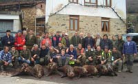 La cuadrilla 103 posando con los 8 jabal�s