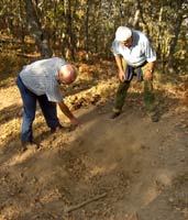 Tino y Cecilio inspeccionando huellas de jabal&iacute;s