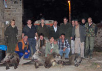 Componentes de la cuadrilla con algunos de los jabal&iacute;s cobrados