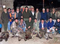Algunos de los componentes de la cuadrilla 103 con los cuatro jabal&iacute;es cobrados