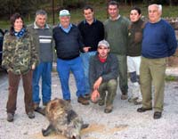 Algunos componentes de la cuadrilla 141 con la jabalina que mat&oacute; Luis Miguel (agachado)