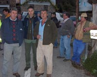El jefe de la cuadrilla, Tas�n, en el centro de la foto. A la derecha su hermano Arturo que mat� un jabal�
