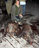 Ivana con los dos jabal&iacute;s en su bautismo como cazadora