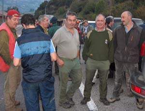 En la foto se pueden ver a David, Mena y Jesus Cabiedes que mataron un jabal&iacute; cada uno