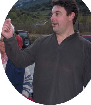 Abel&iacute;n sacando el n&uacute;mero de la suerte.....