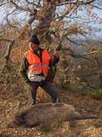 Angel con el jabal� de 100 kilos a sus pies