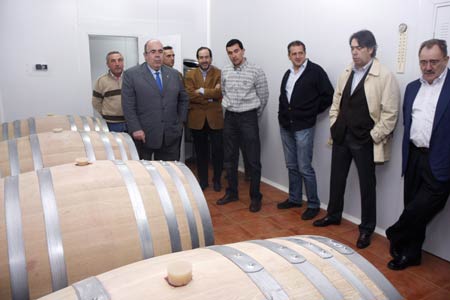 El Consejero de Desarrollo Rural, junto al Alcalde de Cillorigo y otras autoridades visitando la Bodega "R&iacute;o Santo" en Esanos