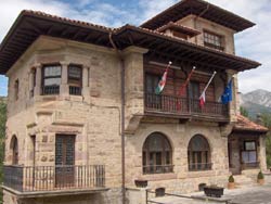 Casa-chalet construida por D. Luis de las Cuevas en Tama. En la actualidad es la sede del Ayuntamiento de Cillorigo de Li&eacute;bana