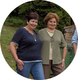 A la izquierda Mariaisabel Garc&iacute;a protagonista de la poes&iacute;a y a la derecha Celia Cuevas su art&iacute;fice