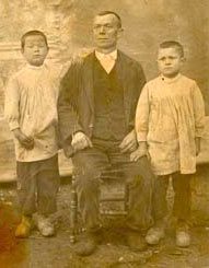 Victoriano Cantero con sus hijos Eusebio y Felipe (a&ntilde;o 1.920)